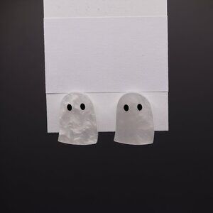 White ghost-shaped stud earrings with black eye detail